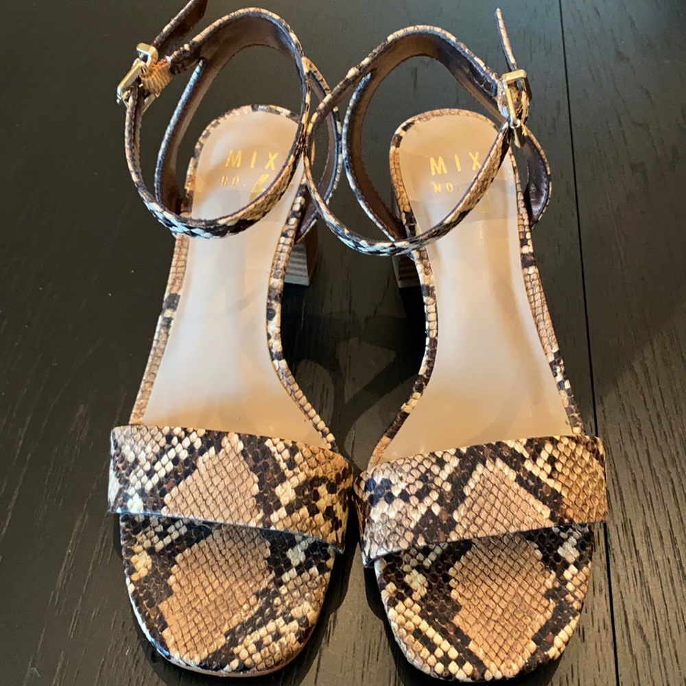 Python print sandals